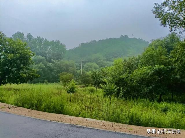 文字版【润在北京】山水林弯小山谷，溪水潺潺麻松路