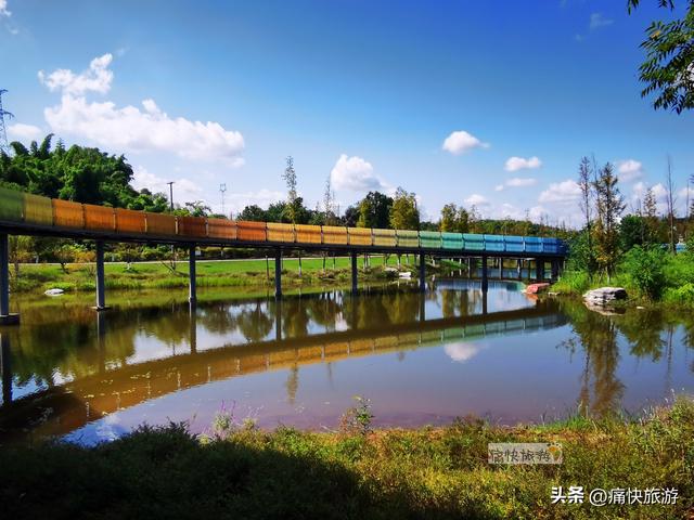 这座自贡宝藏公园不仅有水上玻璃栈道，更有“水帘长廊”瀑布！