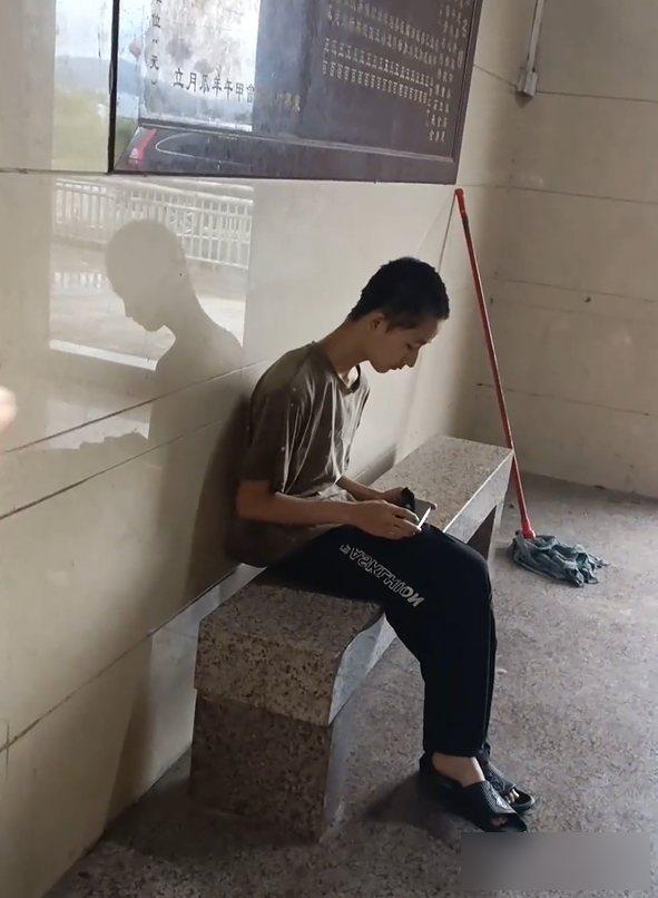 他已经废了！广东一男孩沉迷游戏辍学2年，父亲：已经放弃他了