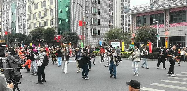 游客亲历连南盘王节巡游，普通观众拍照好难，叹：好看表演被毁？