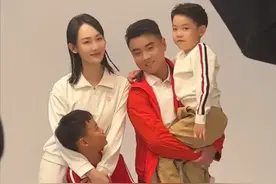 王皓一家拍全家福，俩儿子一个像爸一个像妈 夫妻贴面合照甜度爆表图片