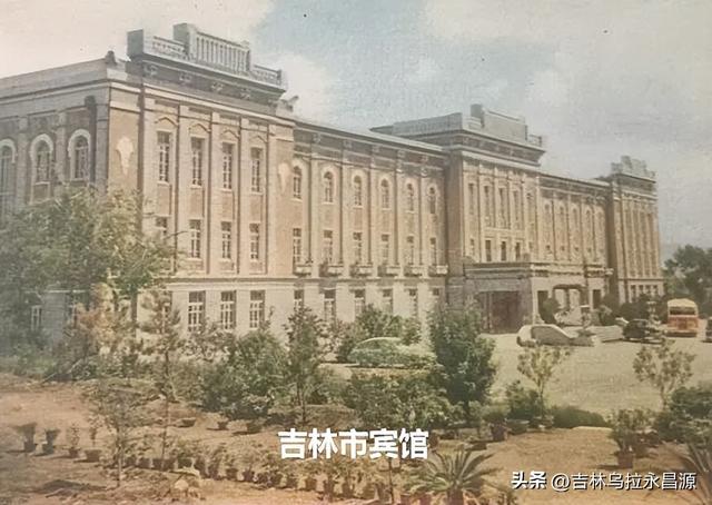 一组12枚明信片，记录了1960年时的吉林市城市风光