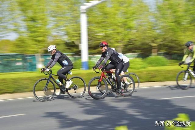 "爱你老己"刷屏背后：这届年轻人不躺平，只是换了种姿势温柔自救