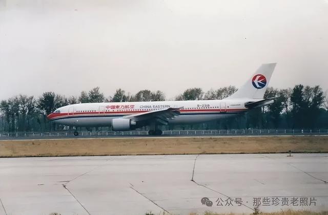 2002年，北京首都机场的飞机