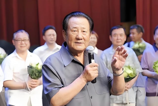 万里追悼会上，北京市原副市长下跪磕头，万里之子：令我大吃一惊