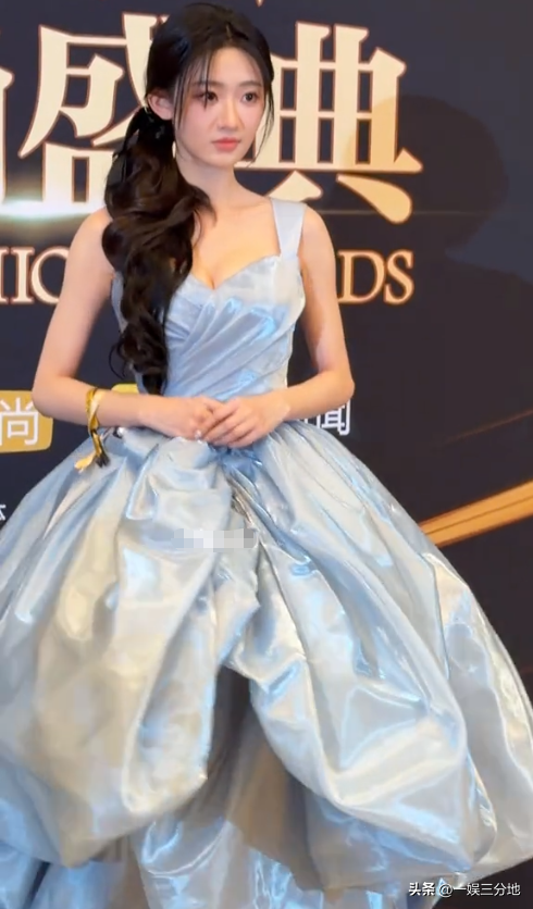 北京红毯	，摔跤、独眼龙造型、礼服搭棉鞋，走秀反成大型灾难现场