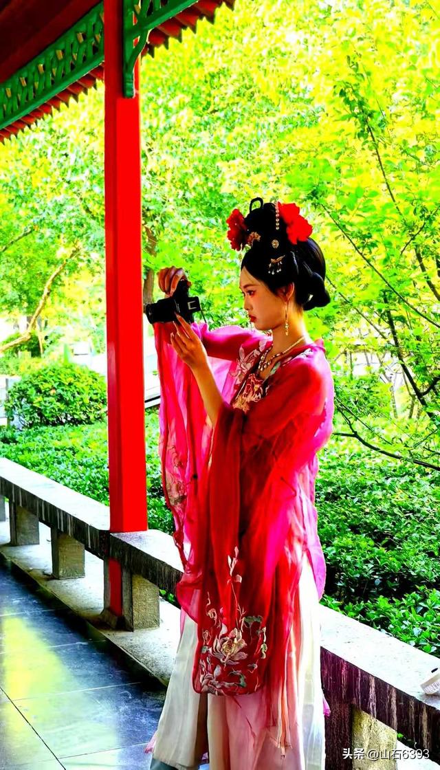 《雨荷厅畔荷香美女乐》～新华社原军事记者陶俊峰泉城大明湖美拍