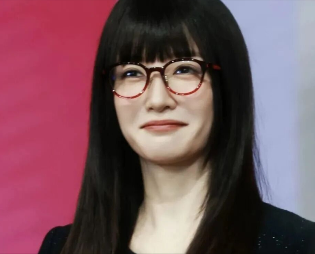 比整容还离谱！39岁江疏影现身活动，脸僵似硅胶，造型丑到认不出