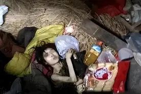 19岁少女被亲生父母囚禁地窖，与蛇鼠作伴整5年，获救时只有60斤图片