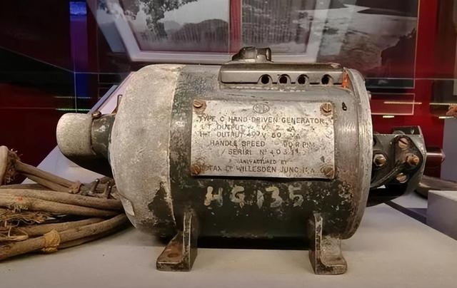 老人在北京军博偷摸文物被制止，他却语出惊人：我背它走完的长征