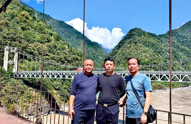 车轮，终于碾上了这条蜿蜒盘旋的天路——318国道