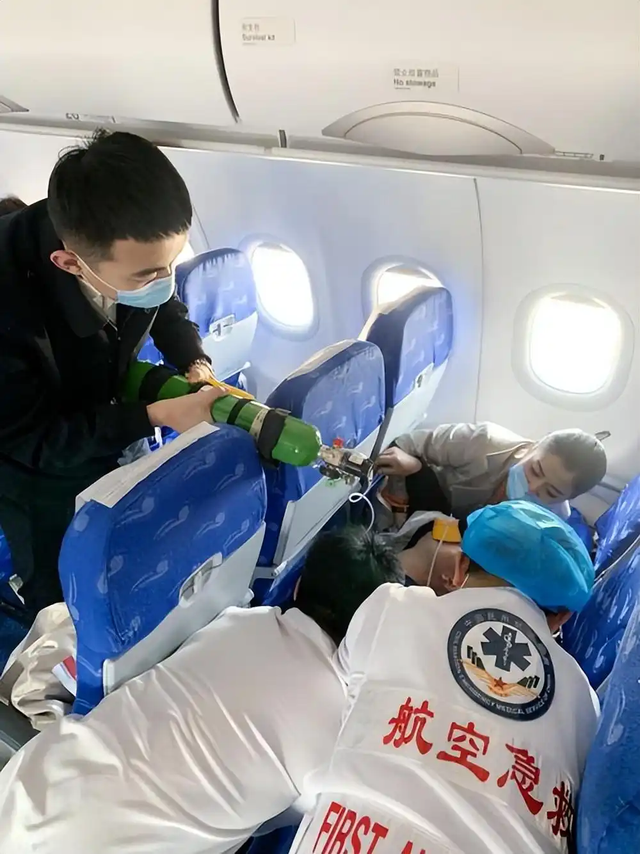 惊险！16岁少女飞机上生娃，父母男友全失联，疑感染梅毒空乘遭殃