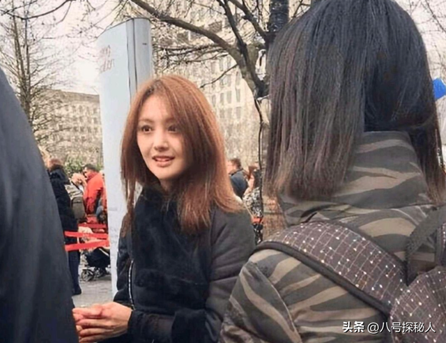 35岁郑爽近照曝光！形象管理失败	，彻底成了素人，在美日子舒坦了