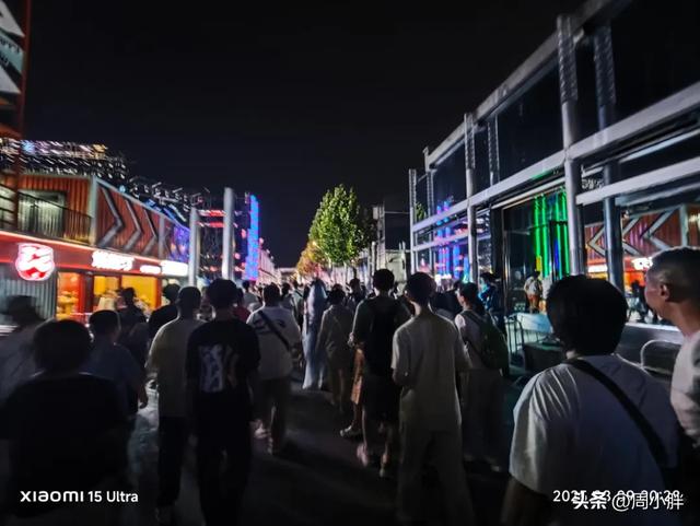 万岁山周六客流堪比此前节假日,音乐节区域已限流应对