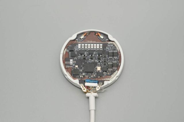 完美适配iPhone 17系列新机，谷歌25W Qi2.2磁吸无线充电器拆解