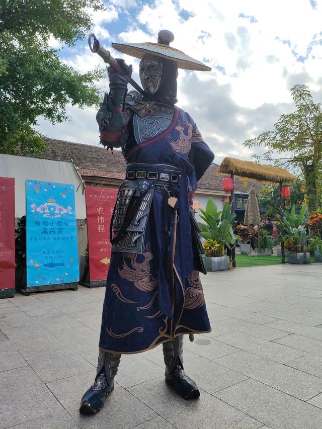 2025.11.22下午，南宁百益上河城举办国风表演，汉服巡游。