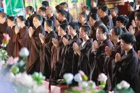 佛教知识| 殿堂里的供品能拿走吗？图片