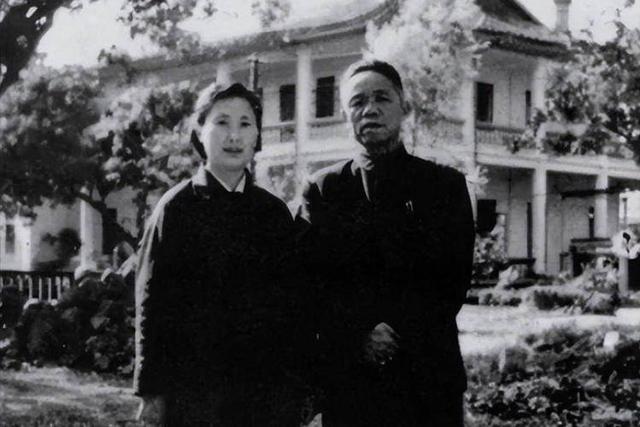 韩先楚的夫人有多美？这是1970留影，她50岁，皮肤白皙，气质非凡