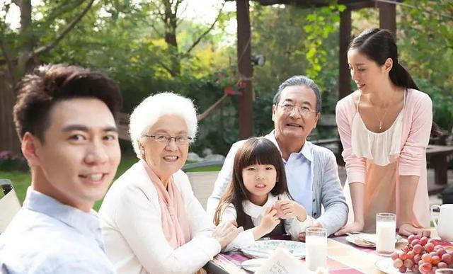 大家发现了没有：现在的退休老干部简直就是“金山银山”
