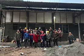 村民出钱出力为患癌邻居翻修房屋 房主收到钥匙感动落泪 村民：这个年过得很有意义图片