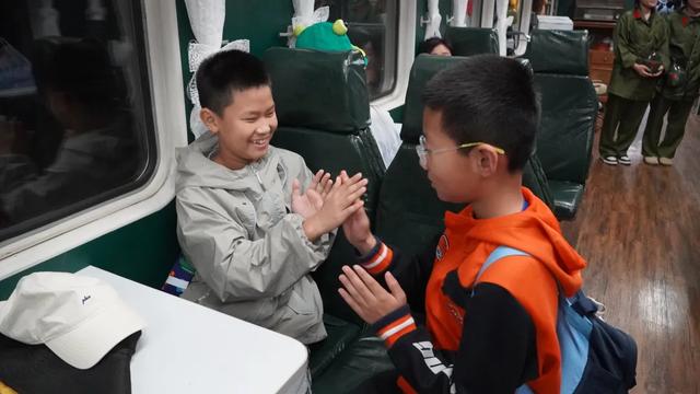 听歌、唱吧、剪纸……阿尔山号旅游列车的N种玩法
