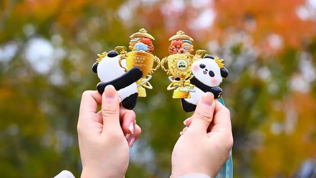 @全国中小学生：这个秋假，免门票畅玩碧峰峡！来与动物交朋友，打卡领熊猫奖牌啦！