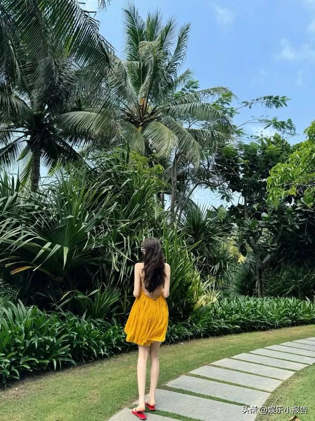 懒懒又去日本陪男友王思聪了,穿成这样,可真抗冻呀