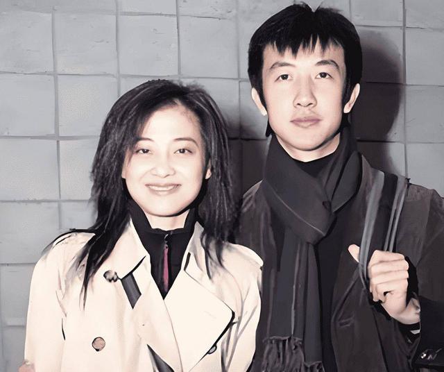 李小冉为他流产2次，梅婷养他6年，今娶小15岁娇妻，鄢颇凭什么？