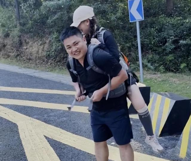 广东女子登山脚崴，被陌生小伙背40分钟下山，恶心的一幕却出现了