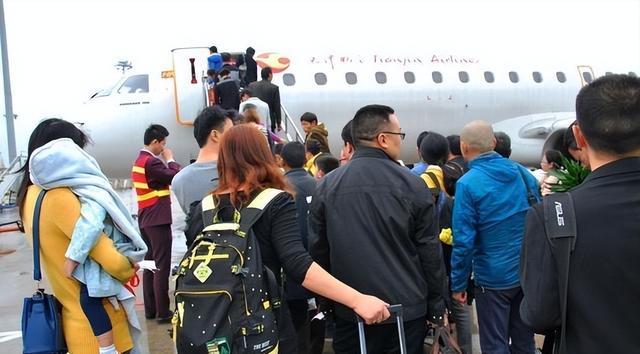 不听劝去日本的游客慌了，滞留机场连吃饭都成问题，当初为啥要去