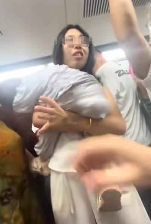 北京地铁打人大妈社死，女儿嚣张威胁拒不道歉，身份曝光难怪嚣张