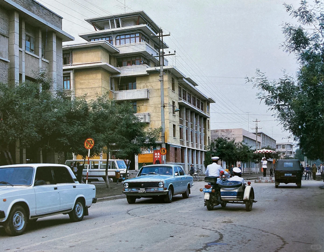 1987年的咸阳，钟楼前的这条街你还记得吗？