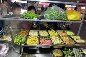 22岁小伙辞职在杭州卖天水麻辣烫，人气让隔壁夜宵摊老板傻眼：忙一晚上不如他几个小时……图片