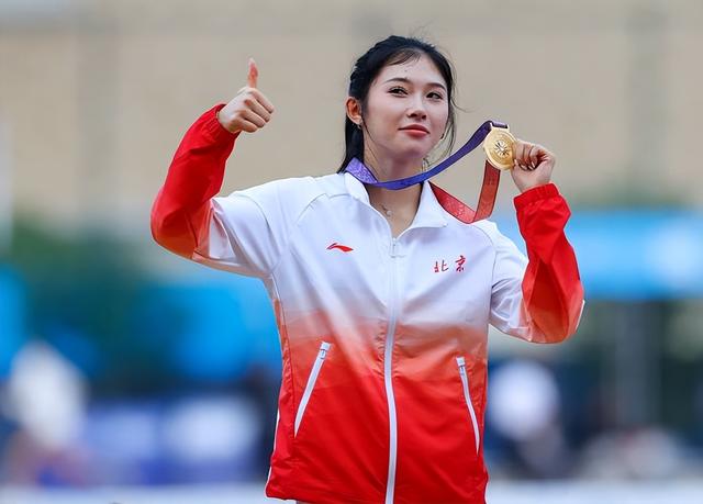 里子面子全丢了！吴艳妮出席姐姐婚礼抢尽风头	，体面被撕个粉碎