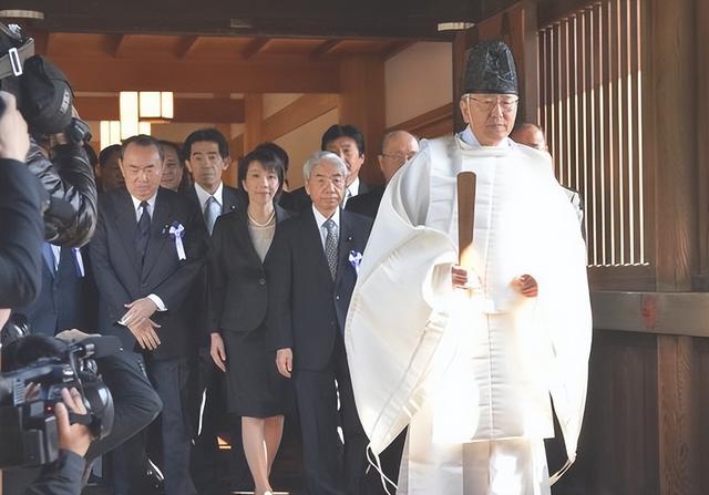 日本再传爆炸消息，高市计划背水一战，解放军面朝日本	，连打8天