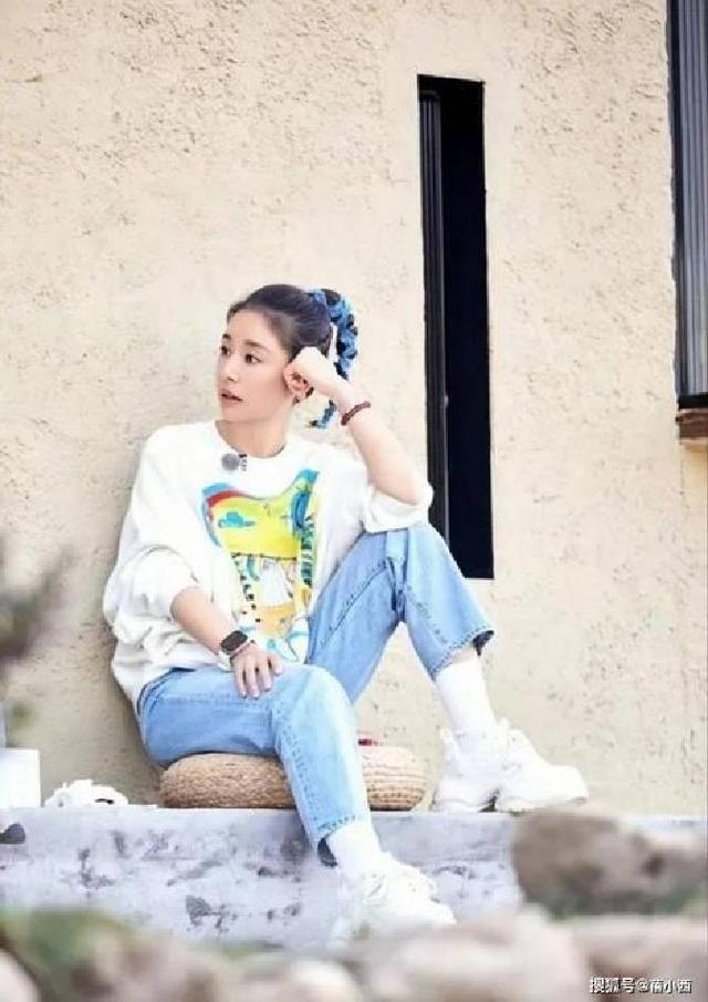 看了林心如的穿搭，我悟了：卫衣不配阔腿裤、短靴，才更洋气减龄