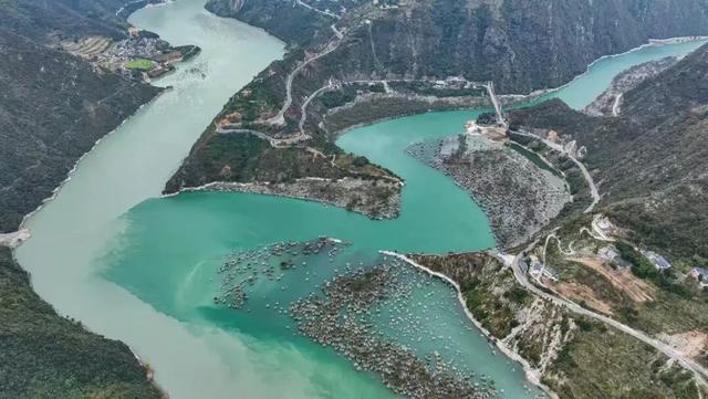 玉垒关下何奇？两江交汇！