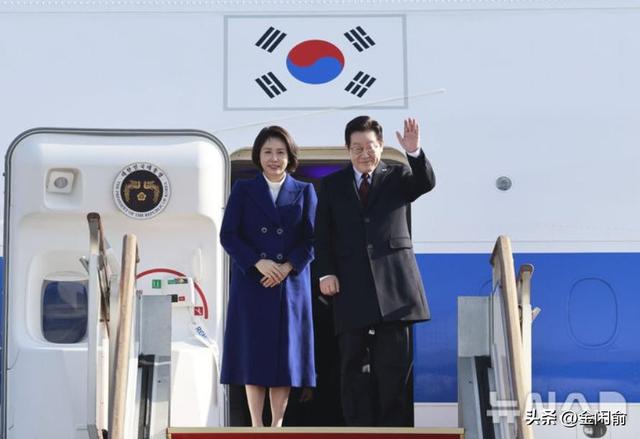 被59岁韩国第一夫人惊艳到！穿蓝大衣访问北京	，皮肤白皙越活越美