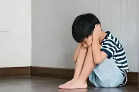 自闭症早期症状，孩子兴奋停不下来，有这种表现可能是自闭症图片