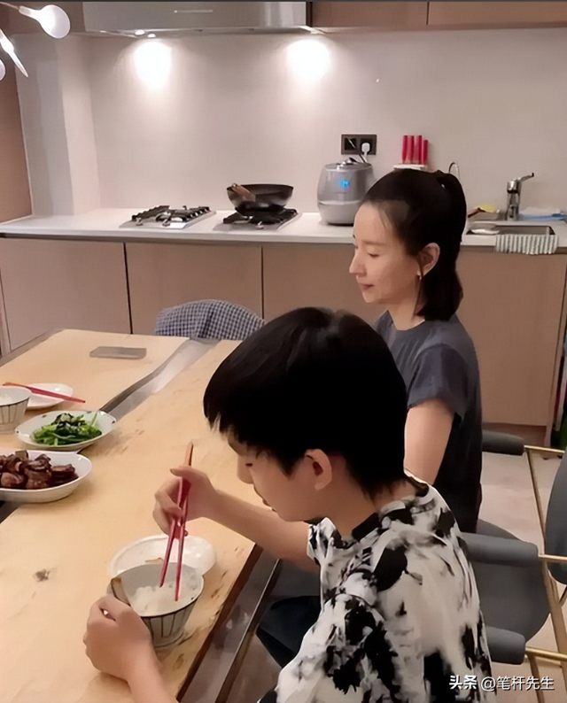 董洁独居北京日常曝光，无保姆亲自带娃，豪宅里藏着烟火气