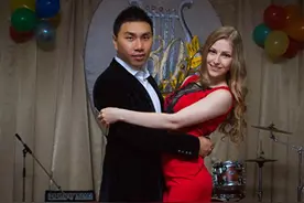 河北小伙娶小12岁乌克兰绝色美女，结婚11年后，妻子出轨波兰农民图片
