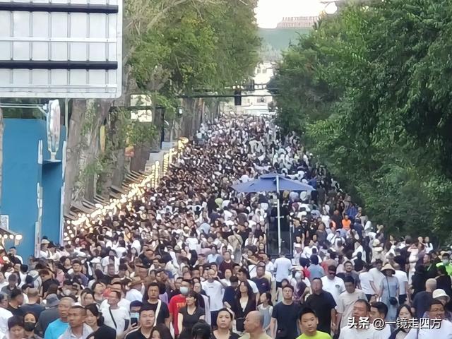 周末16点，长春新民大街又准时变身步行街，市集和舞台开放