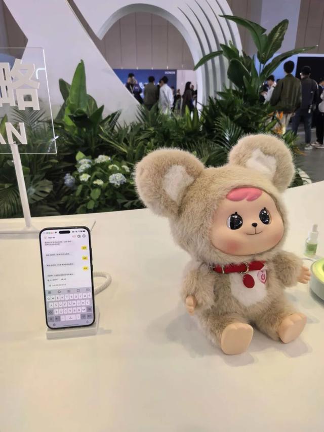 手机厂商入场，能治好AI潮玩的“人工智障”吗？