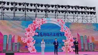 退役女兵林芝徒步，重温第二故乡情。藏汉同台演出，温情脉脉…