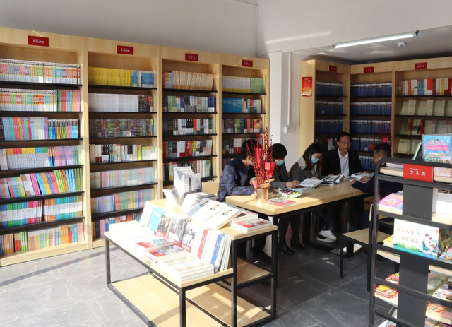 新华书店真不行了，人人只看不买却越赚越多？