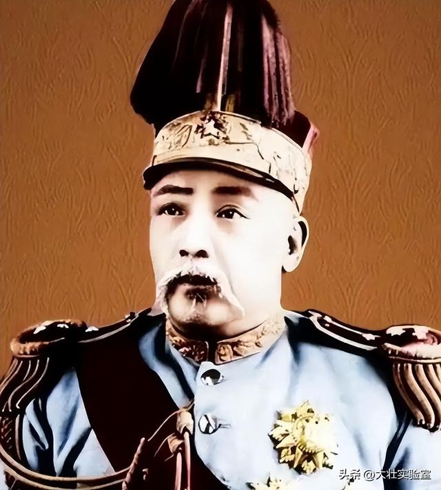袁世凯的真实老照片：穿龙袍坐龙椅接受朝拜，姨太太确实漂亮！