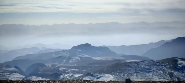 车拉草原：风与山的蓝白私语