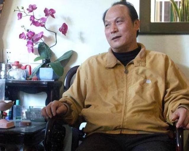 2021年，99岁杨振宁与72岁岳母罕见出镜，头发黑了，翁帆有些发福