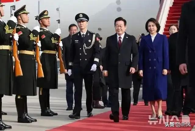 59岁韩国第一夫人首次访华火了！光腿穿大衣美翻	，接机兵哥哥威武