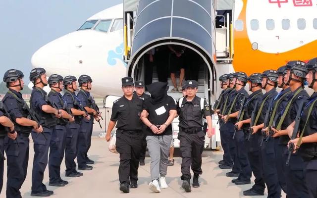 又揪出来一个巨贪，金额高达9.7亿，首富夫人郝斌跨境逃亡失败了